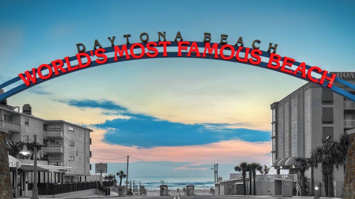 Daytona Beach Shores Condo | Soothing Condo ~ Hawaiian Inn ~ Ground Floor ~ Pool Front