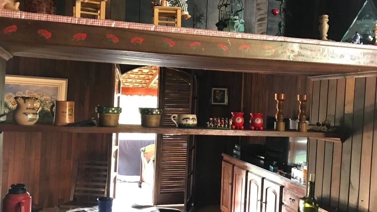Caiocara Ski Chalet | Soothing chalet with swimming pool, soccer field, lake, and WiFi in Atibaia