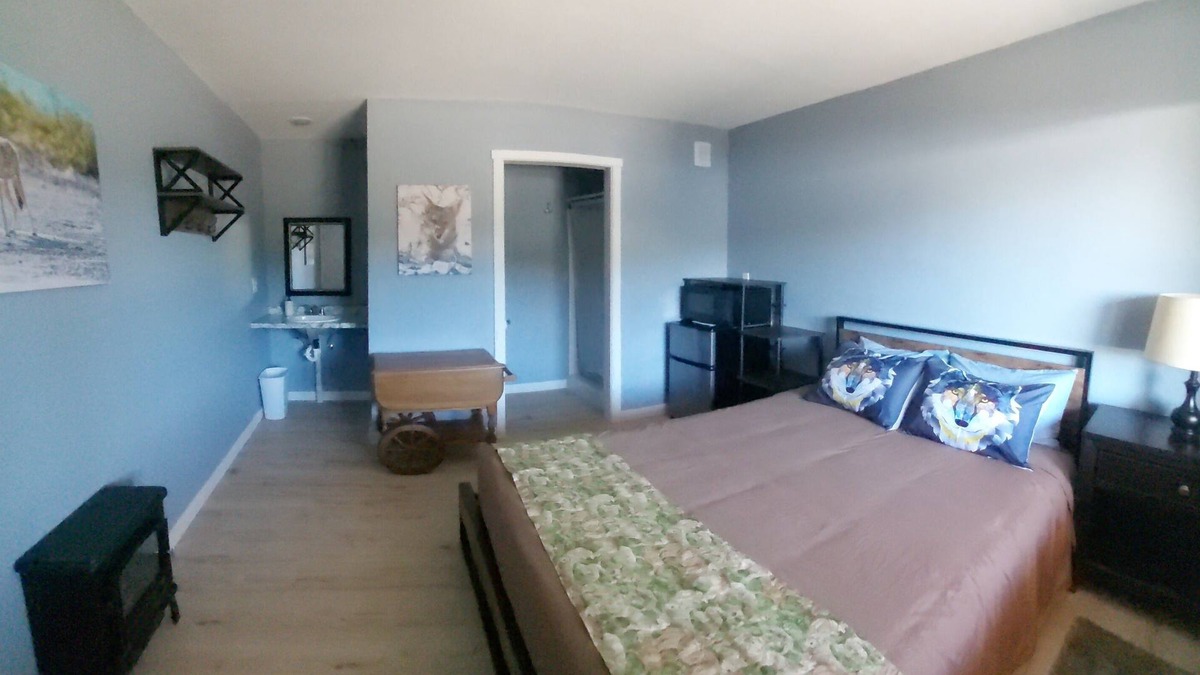 Roseburg Apartment | Soothing coyote-themed apartment with fitness room in Winston