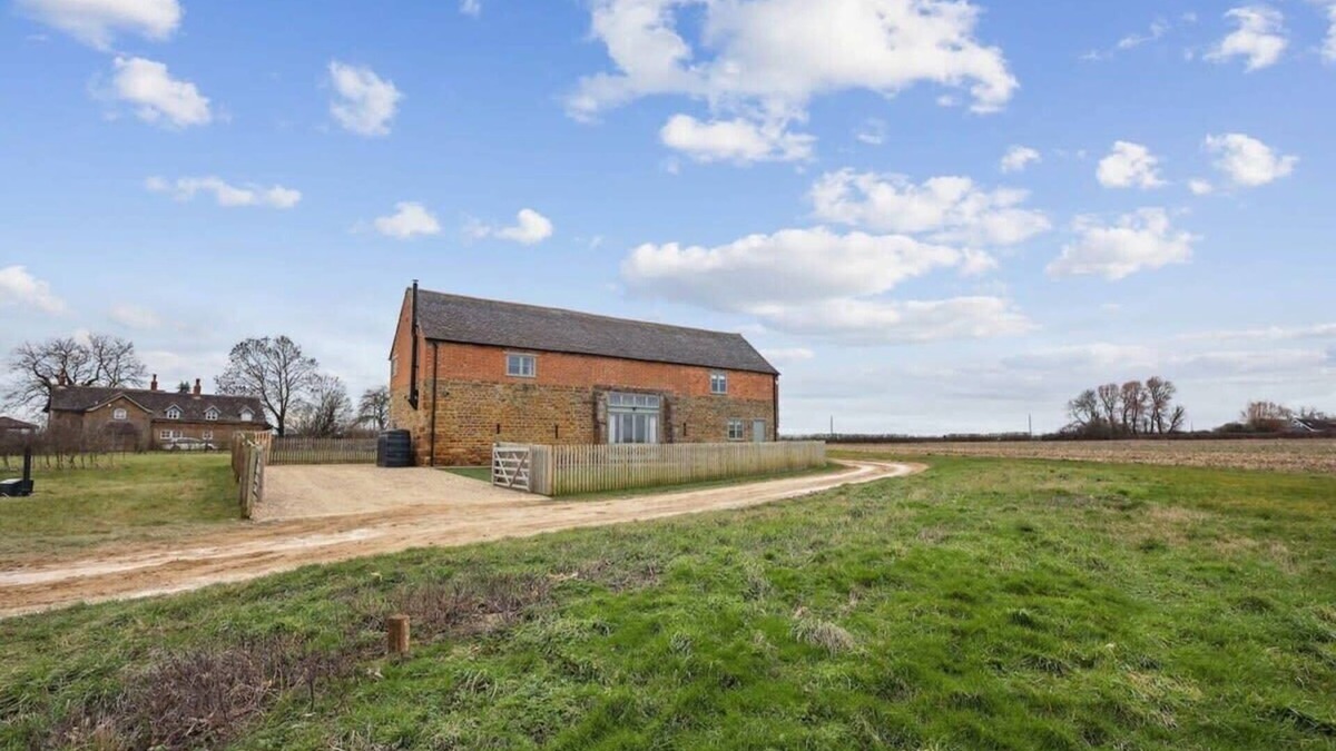 Medbourne House | Sophie's Barn - Hot Tub Packages Available