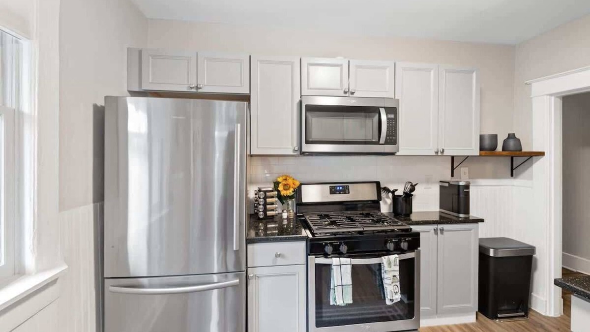 Midtown Apartment | Sophisticated 2 Bedroom w/Queen Beds, "Location!"