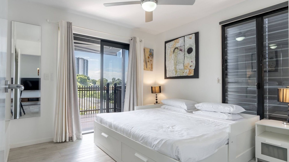 Fortitude Valley Apartment | Sophisticated 2-Bed Home With Alfresco Dining