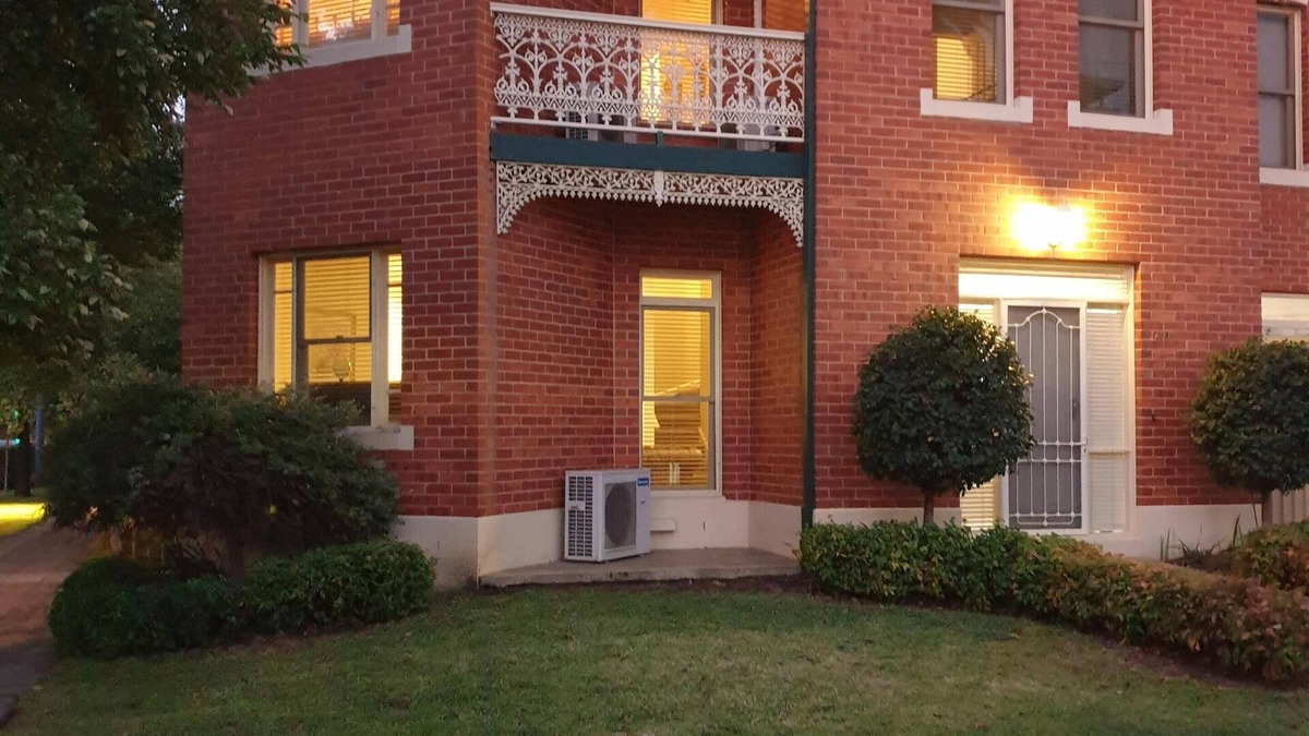 Albury House | Sophisticated Elegance at the Gardens- stunning, central townhouse with parking - Stunning three bedroom townhouse in the heart of Albury