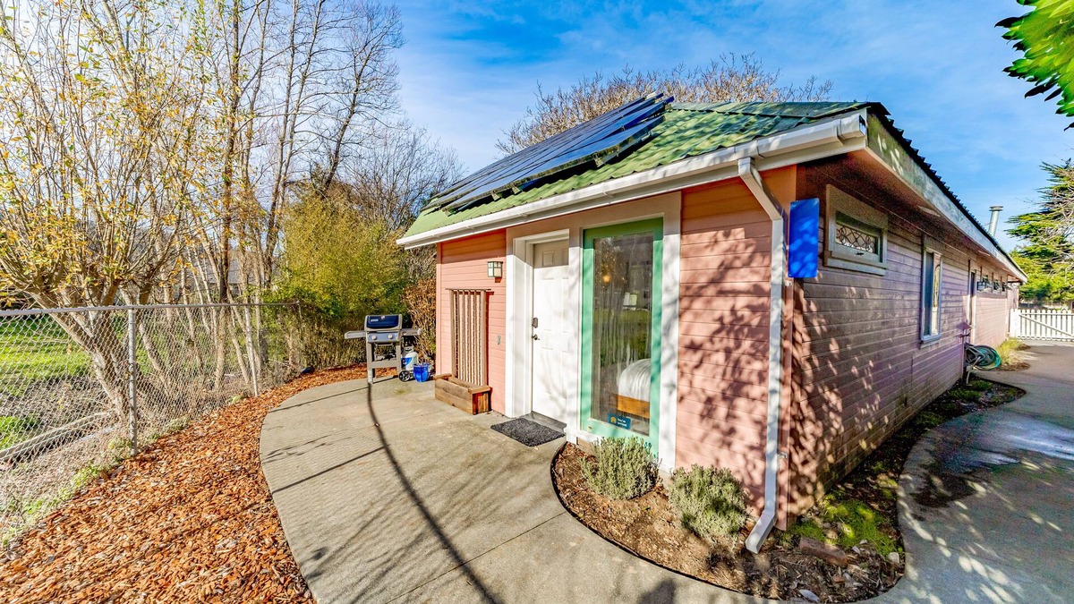 Ferndale Cottage | Sophisticated getaway with indoor pool & walkable locale