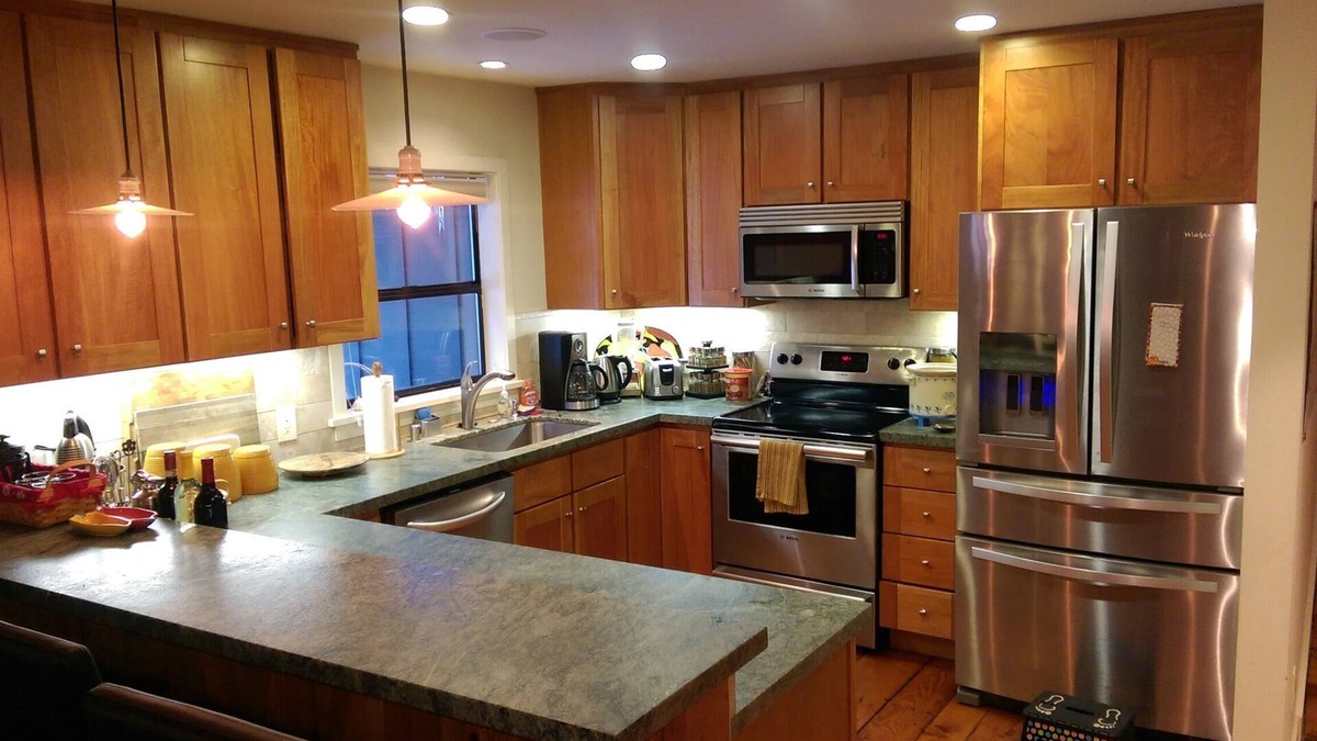Strawberry House | Sophisticated Home. Stainless Kitchen to Cedar Sauna. Tesla Charger. Relax!
