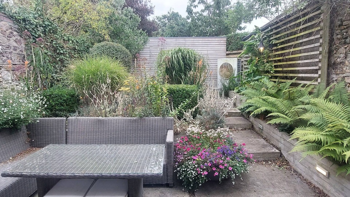 Sutton Apartment | Sophisticated Seafront 3BD Suntrap Landscaped Yard