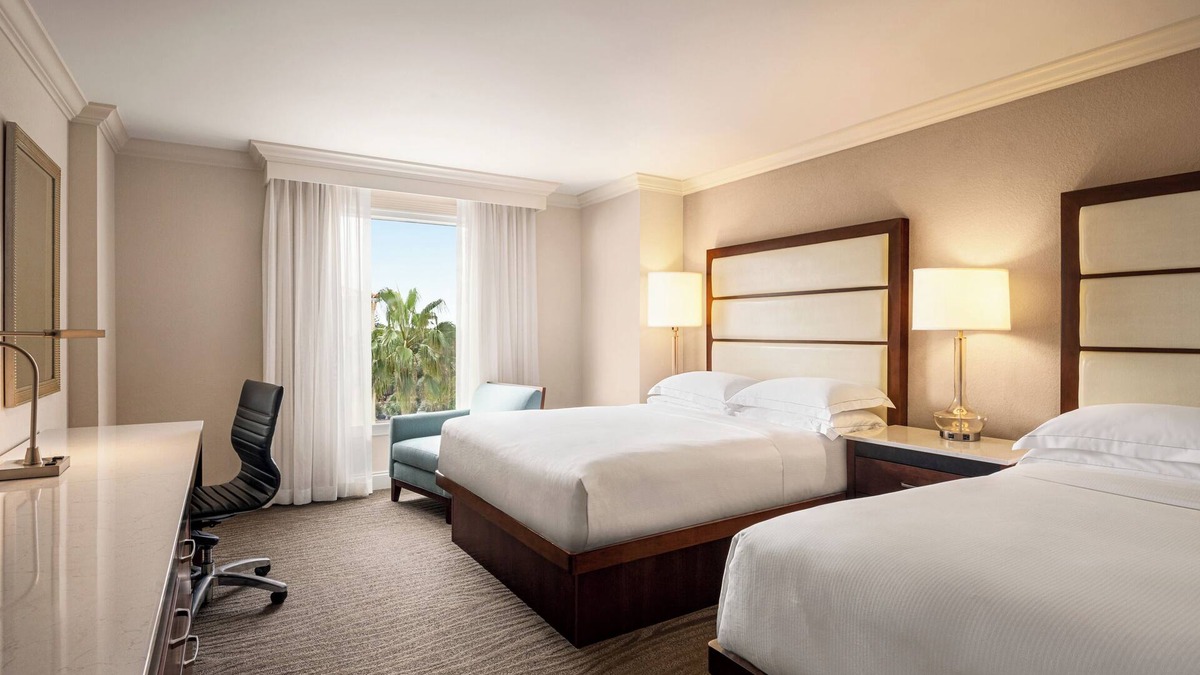 Park Shore Hotel | Sophisticated Suite with Shuttle to Clam Pass Beach