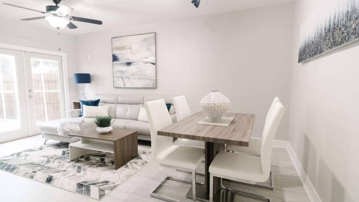 Oakford Park House | Sophisticated Tampa Townhome Conveniently Located Nearby Midtown Tampa & Airport!