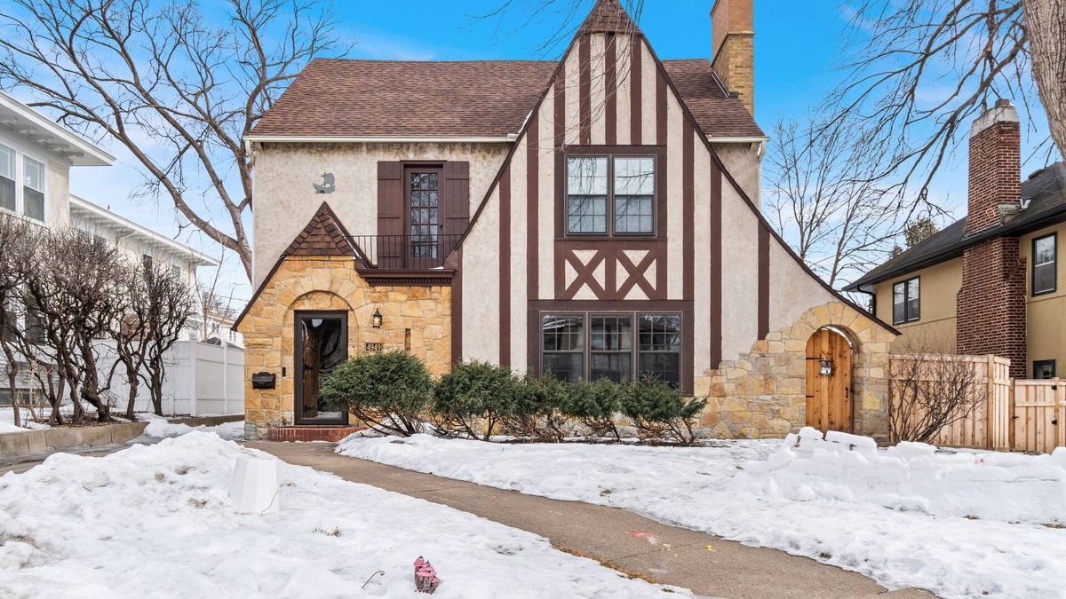 Lynnhurst House | Sophisticated Upstairs Flat in Tudor-Style Duplex