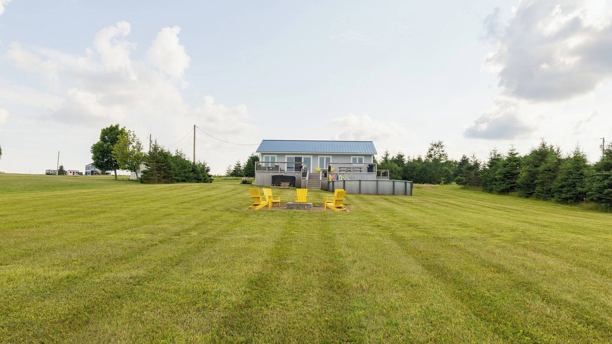 Clinton House | Sou'West Sunshine Cottage with Hot tub and Pool