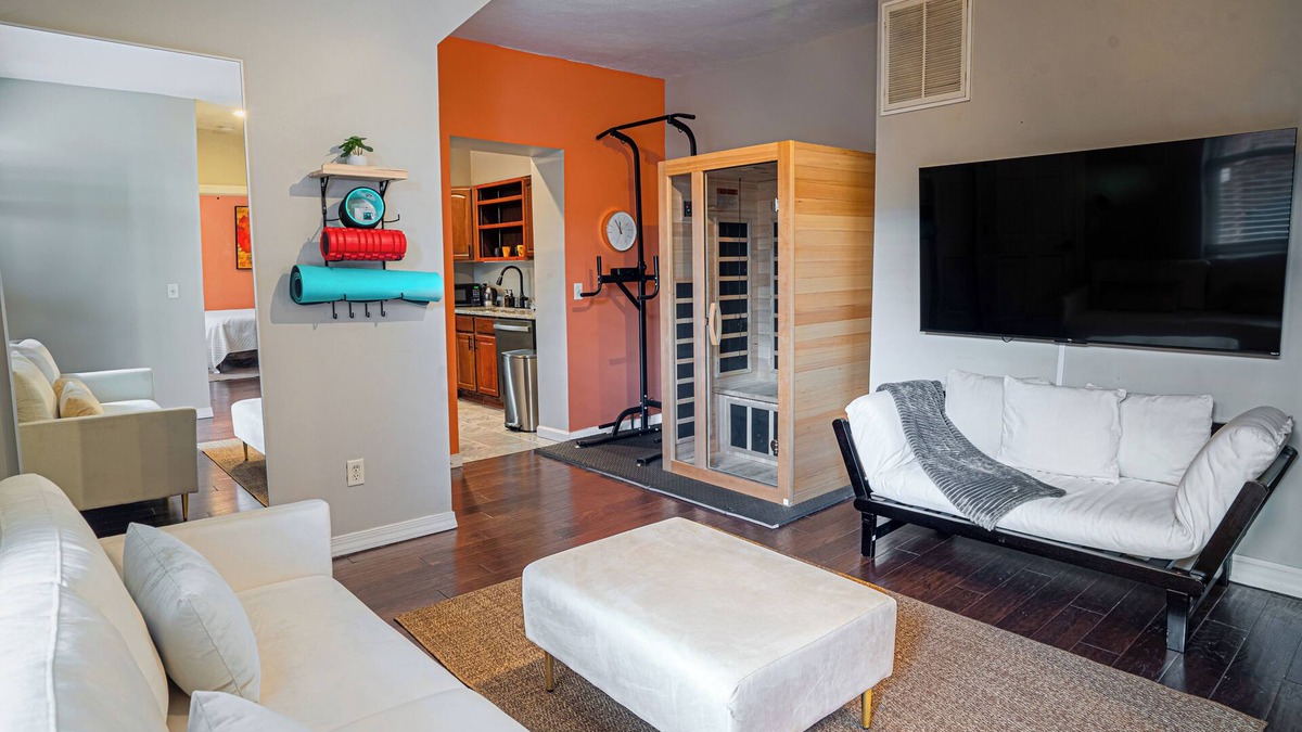 Soulard Apartment | Soulard King 1BR - Personal Gym and Sauna Oasis