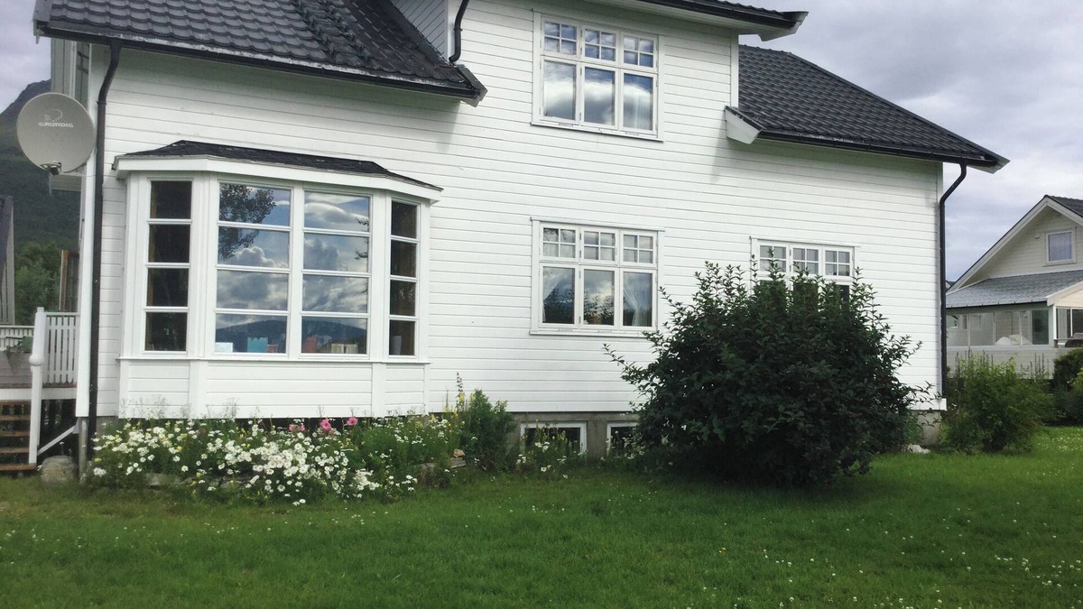 Laukeng House | Soulful, artistic house with a calming aura