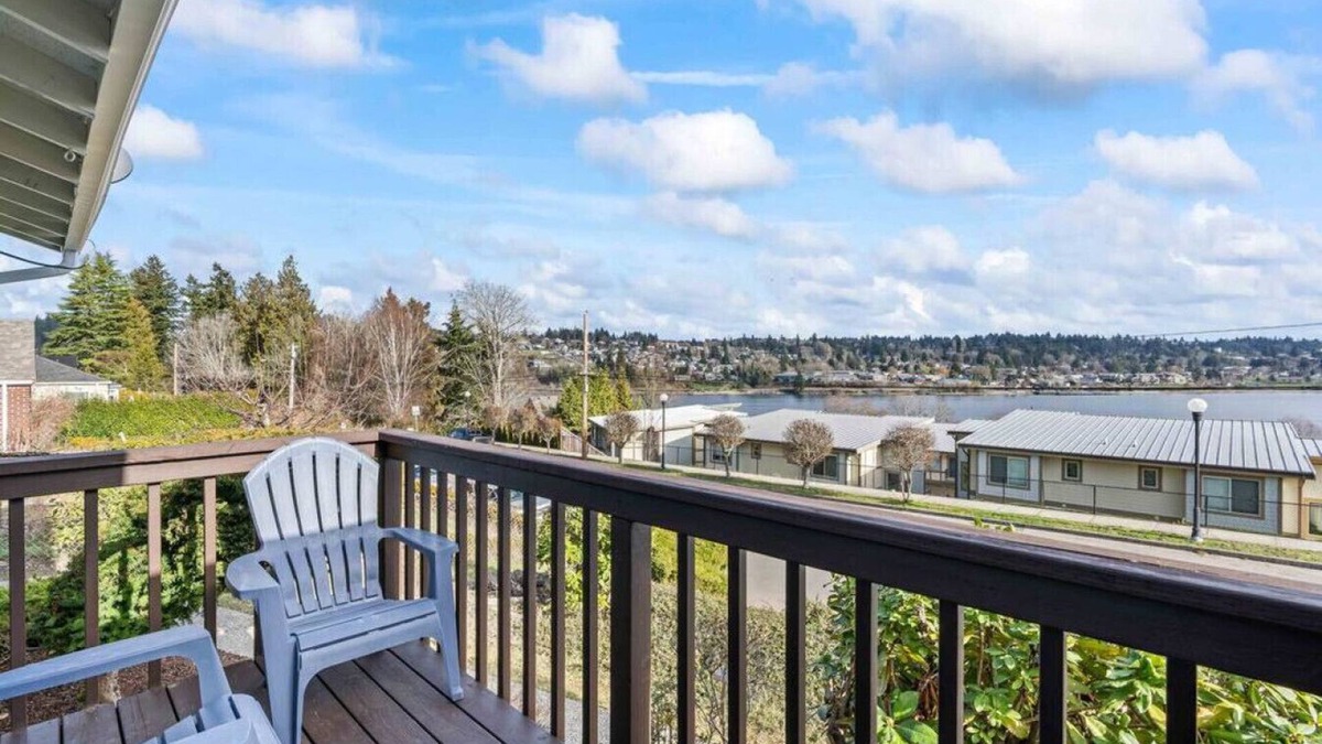 Bremerton House | Sound View Stay-2 BR Duplex Unit w/Water Views
