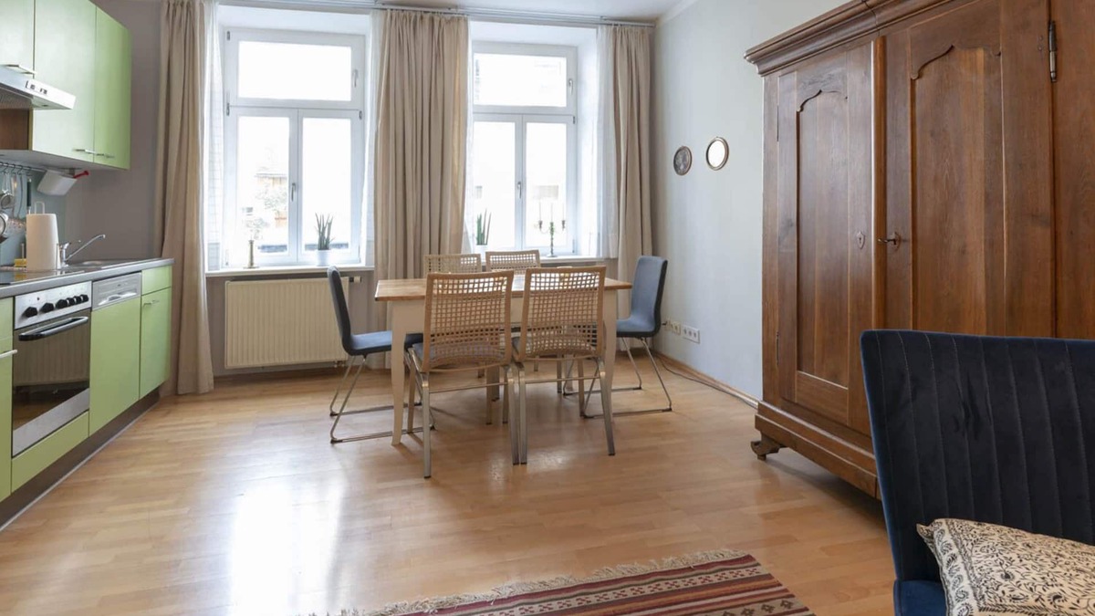 Mitte Apartment | Soundproof windows, 1 min. to the subway, 2 stops to the center, 3 blocks.