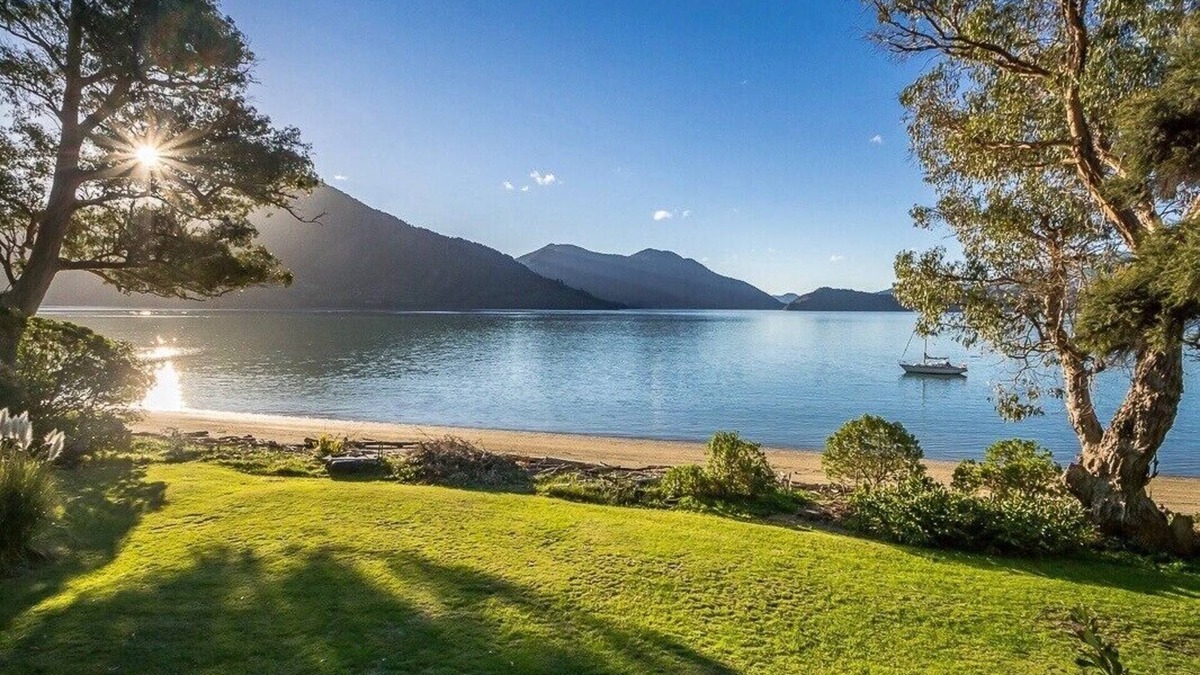 Moetapu Bay Cottage | Sounds Magic - Moetapu Bay Bach