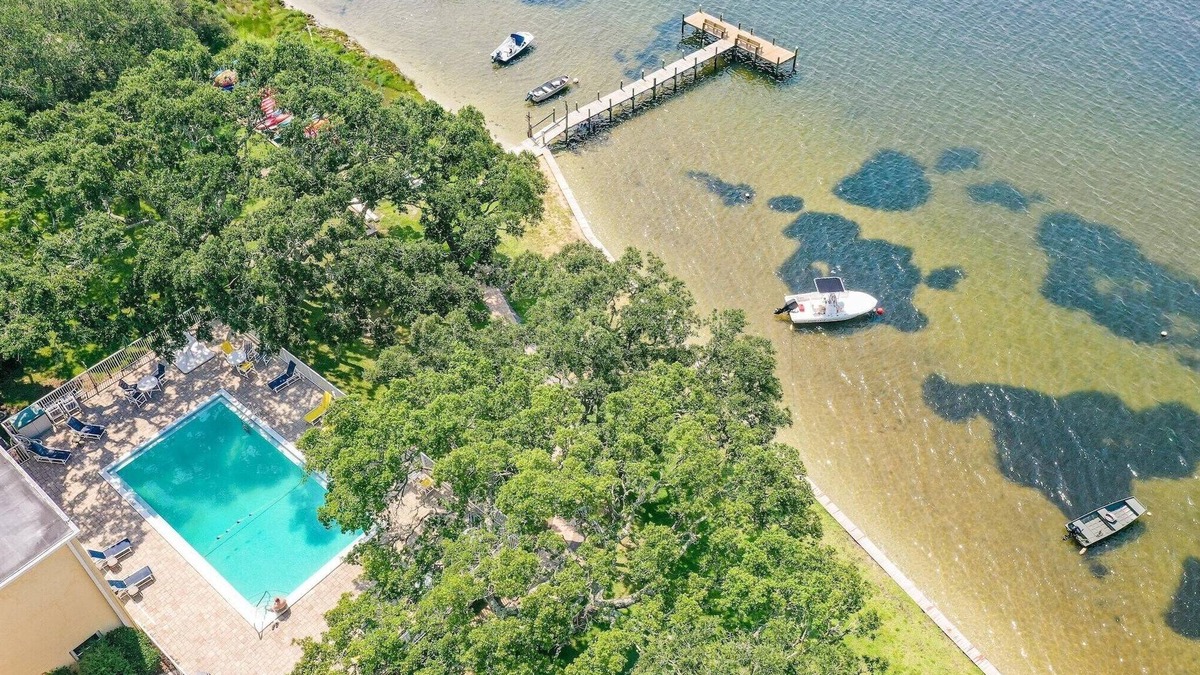Mary Esther Condo | Soundside 2 Bedroom Condo - Pool & fishing dock