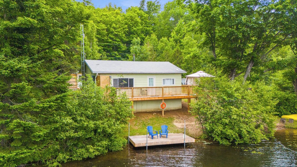 Harcourt Cottage | South Algonquin Lakefront 2 Bedroom Cottage on Walking/ATV/Snowmobile Trail