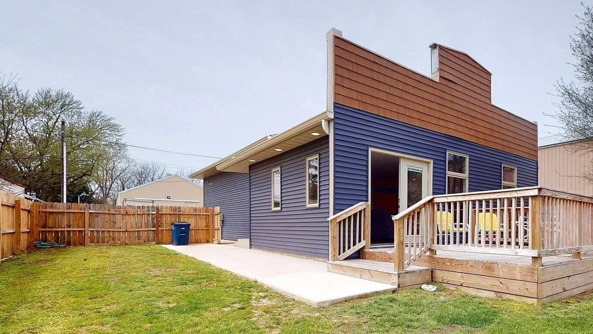 Roseland House | South Bend Hidden Gem - 2 Bed/2 Bath - Deck + Fenced In Back Yard - Hot Tub