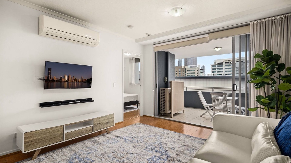 South Brisbane Apartment | South Brisbane 2BR Apt with Gym & Sauna Access