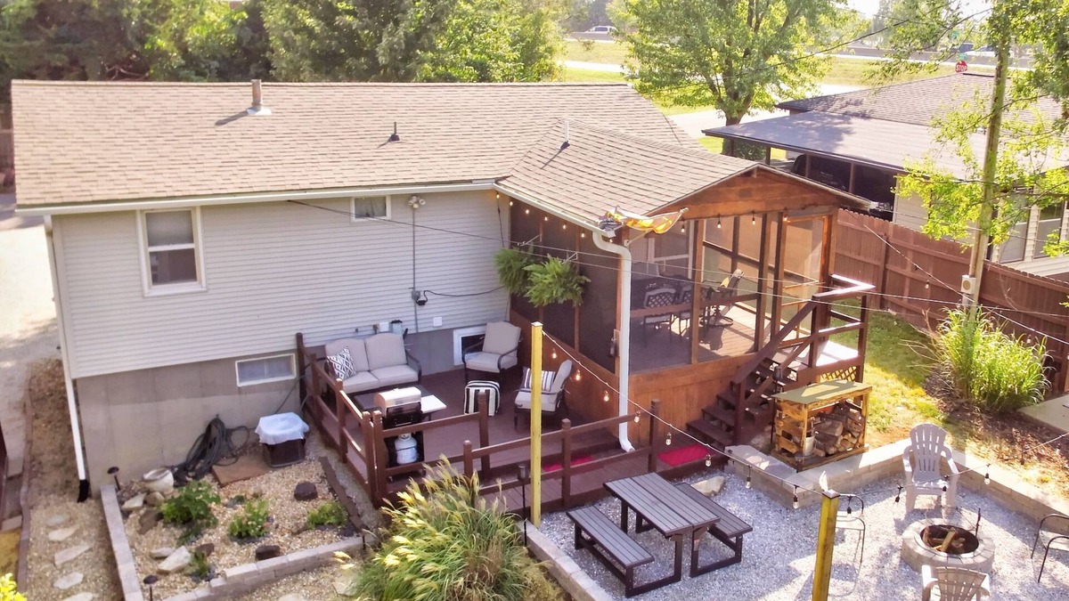 Columbia House | South central 4 bedroom house 3 minutes from Faurot Field! Its close and quiet.