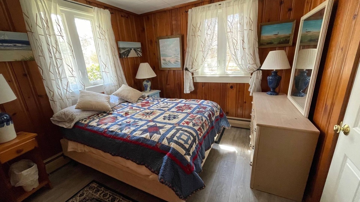 South Chatham House | South Chatham cottage walk to beaches, dining, tennis, shops, bike path.