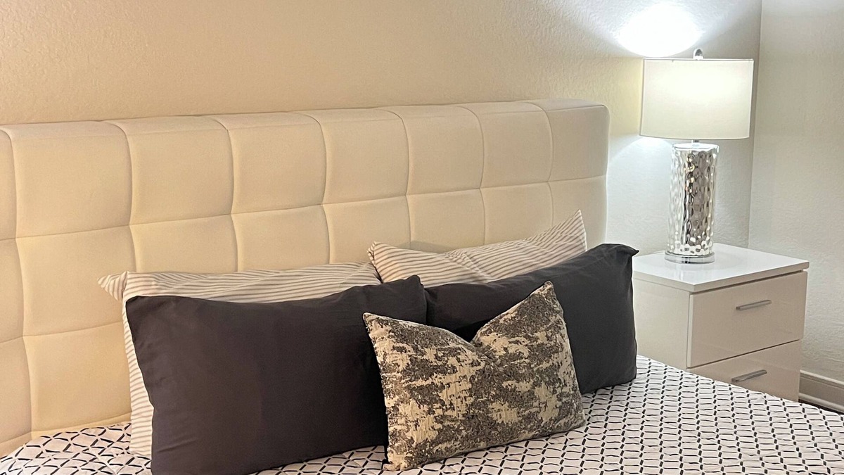 Costa Mesa Apartment | South Coast Plaza Area Ample 1BED 1BTH Comfortable, Clean, Private.