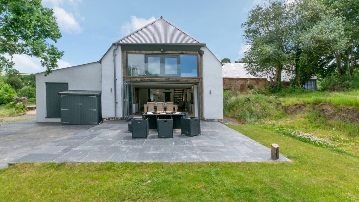 Heligan House | South Cuma - Four Bedroom House, Sleeps 10