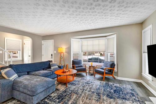 South Euclid House | South Euclid 3BR Cozy Winter Escape