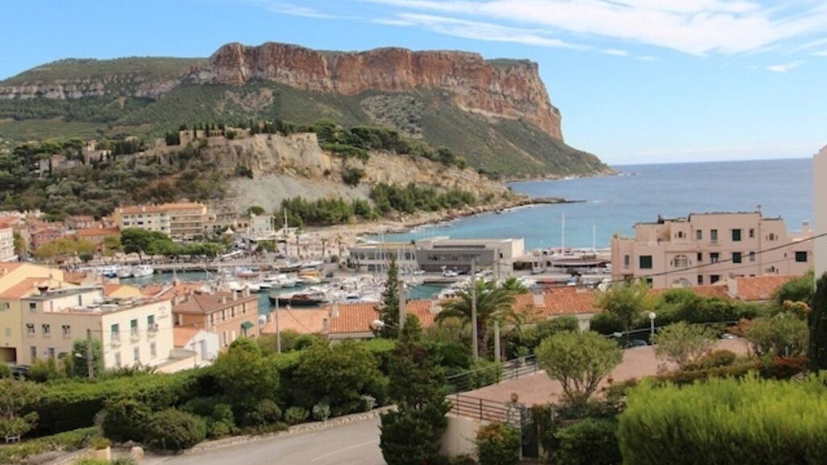 Cassis Apartment | South facing apartment, sea view, near beach/center, terrace, aircon, parking