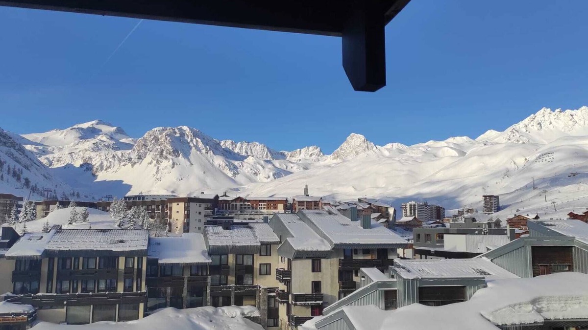 Tignes Apartment | South-facing balcony. HD Internet. Telework and ski! Ski locker on the ground floor