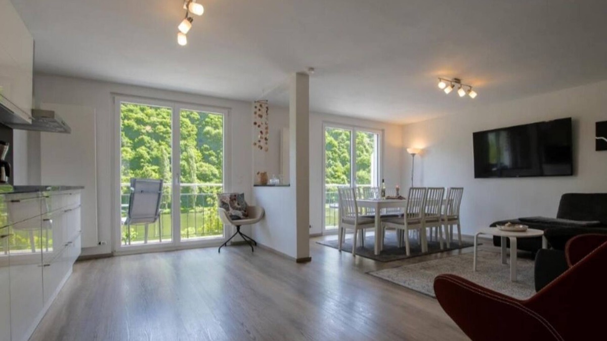 Klotten Apartment | South-facing balcony on the banks of the Moselle
