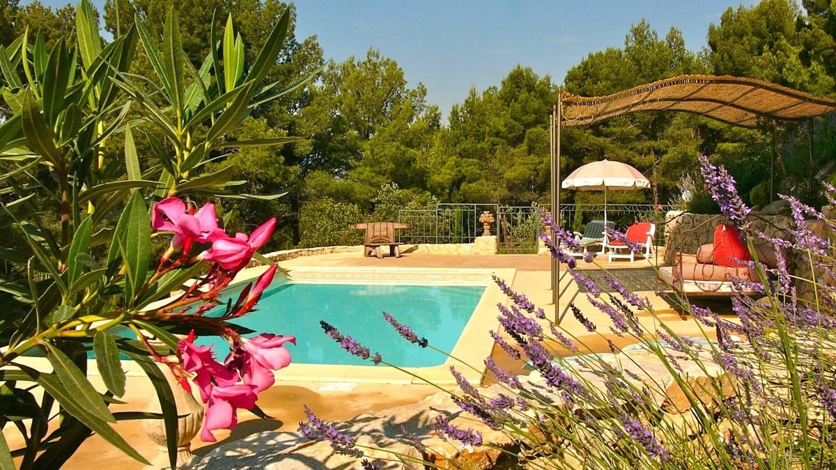 Beaumes-de-Venise Villa | South-facing Provencal villa. Dominant view. Swimming pool open from April to October