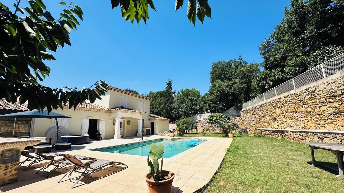 Brignoles Condo | South-facing villa with pool and jacuzzi for an unforgettable stay.