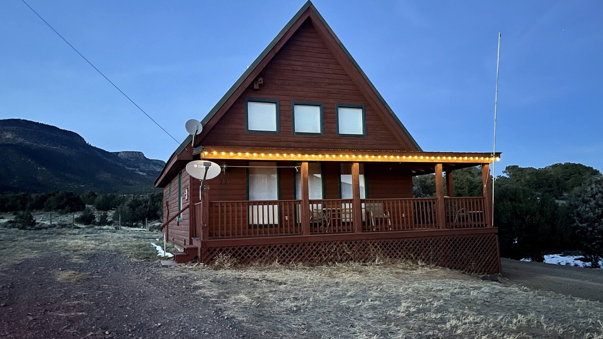 Alpine Village Cabin | South Fork Shangri-La! Quiet and clean retreat steps from the National Forest!