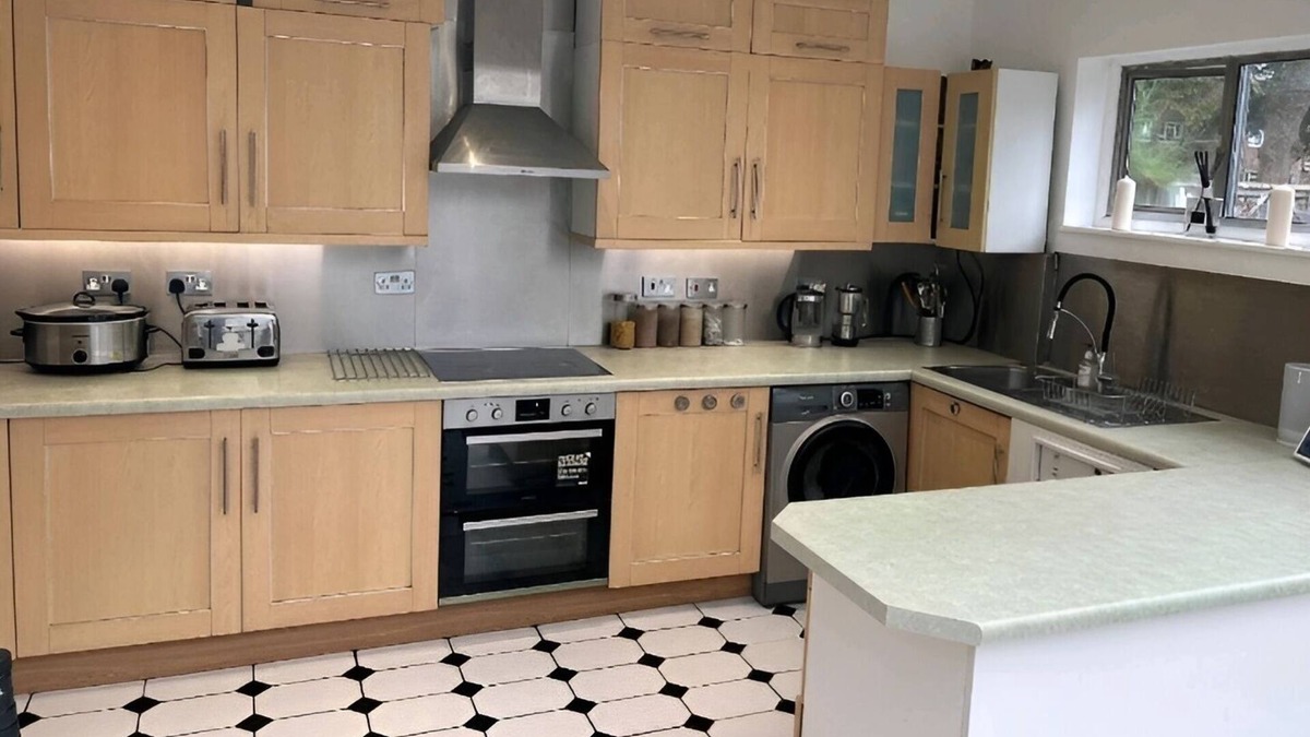 Thornton Apartment | South London Deluxe King Room T5