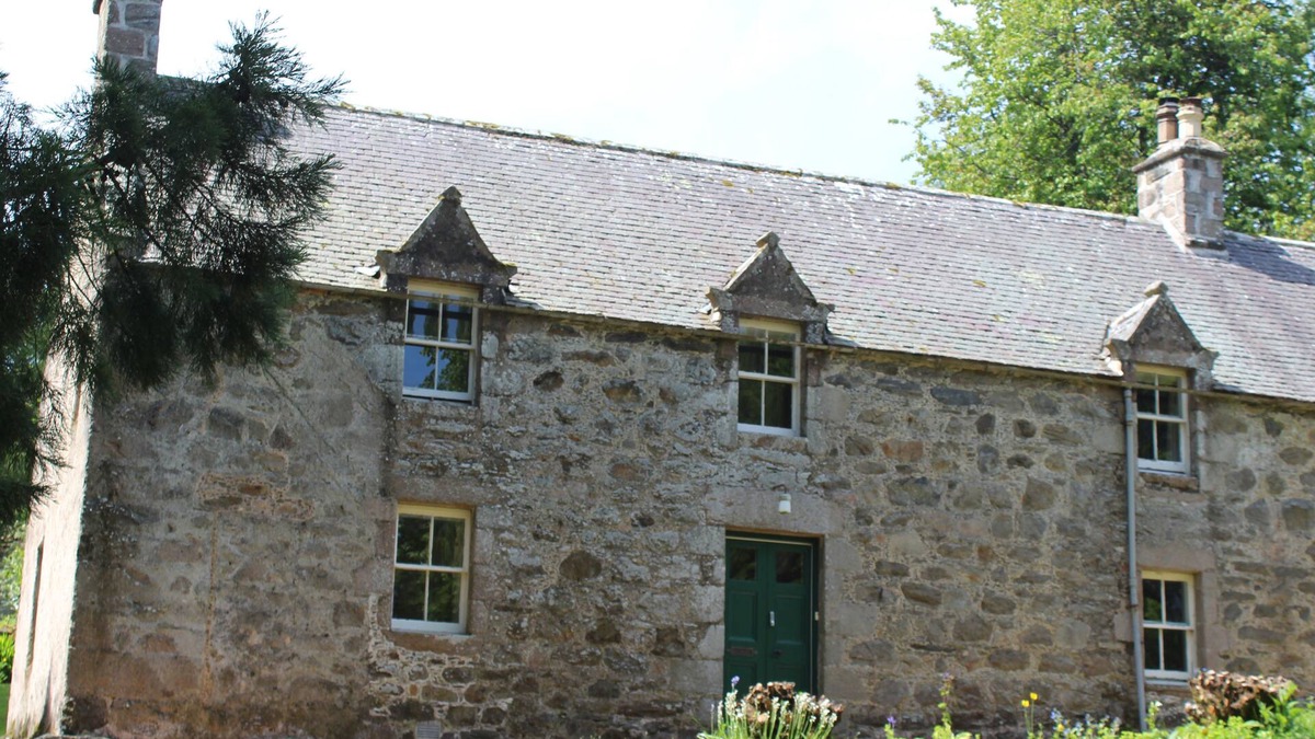 Alford Cottage | SOUTH MAINS COTTAGE - CRAIGIEVAR CASTLE in Alford, Aberdeenshire