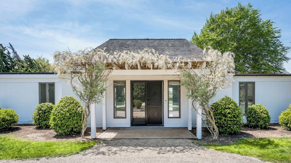 Sagaponack House | South of highway: NEW & ultra modern, with stunning 40 acre reserve VIEWS