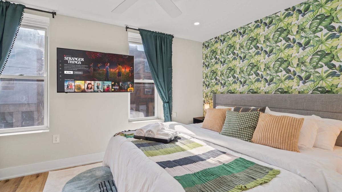 Passyunk Square Apartment | South Philly Stunner- Walk to Cheesesteak Heaven