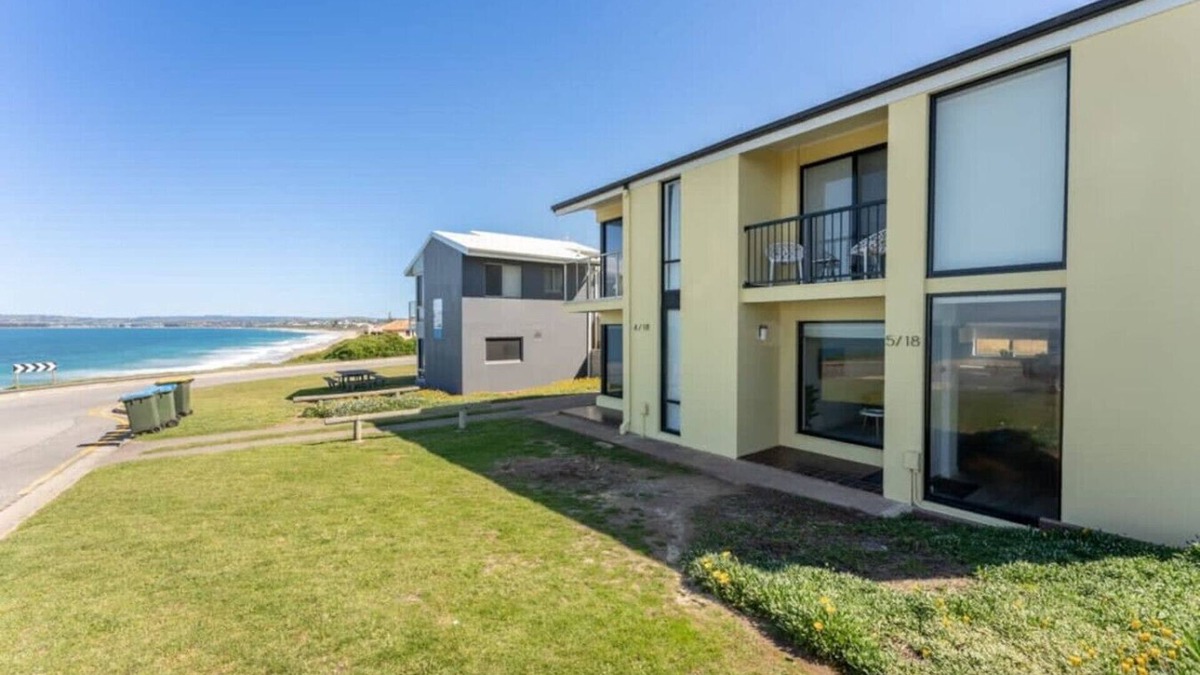 Port Elliot Villa | South Seas 5- Absolute Beachfront, Wifi, Views