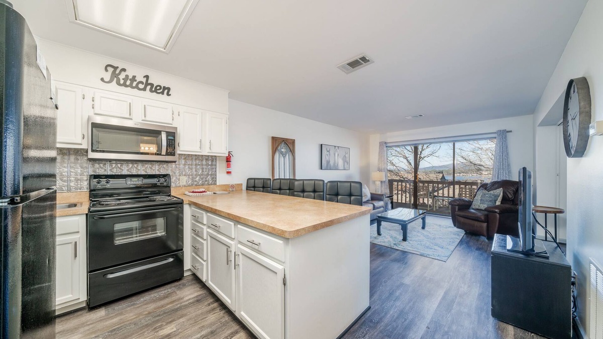 Lake Hamilton Condo | South Shore 1 bdrm! Gameroom, Mini-Golf, Pickleball, Game room, 2 Pools & More!