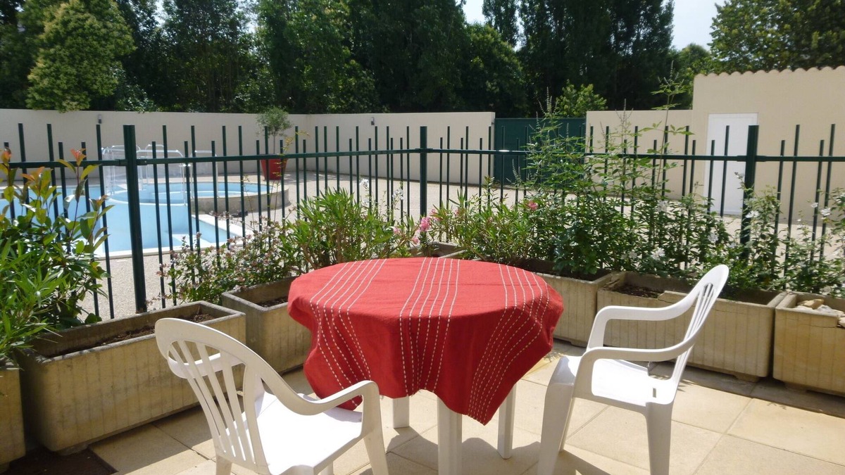 La Rochelle Apartment | South terrace apartment with pool view of the residence, parking, proximity to the sea