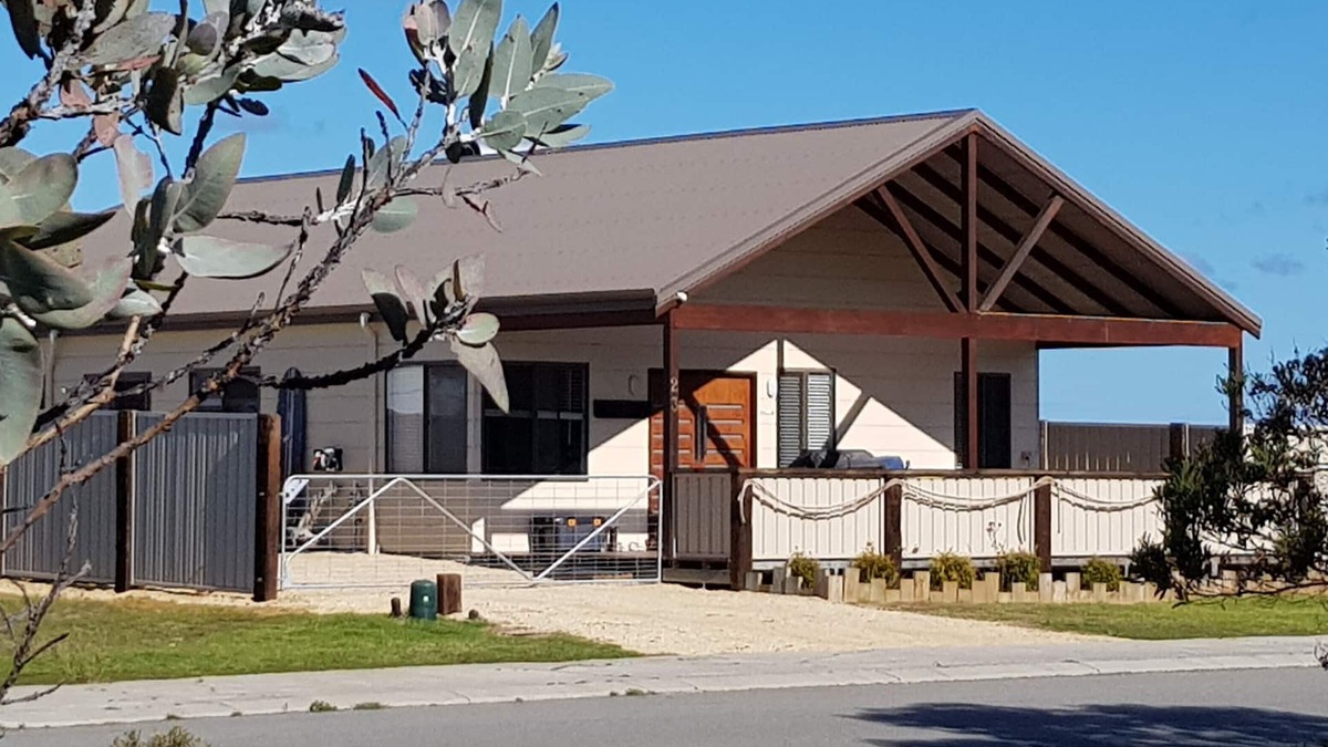 Bremer Bay House | "SOUTH WINDS" Large Modern family house close to shop, parks and river