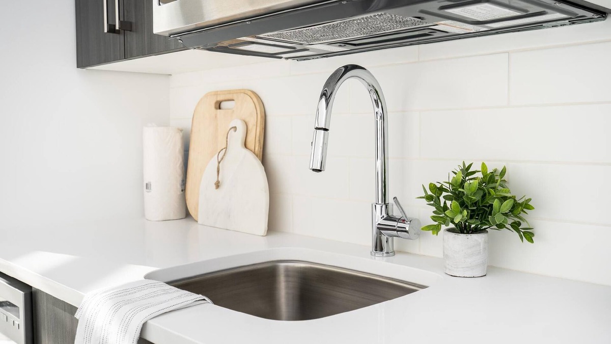 Fort Gary Apartment | South Wpg Steps from the UofM+Bright Studio+30 UC+ Parking (300-30)