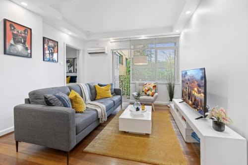 South Yarra Apartment | South Yarra Sleek: Urban Pad