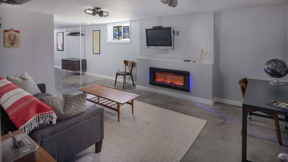 Richmond Apartment | Southeast Portland Retreat - Private Entrance - Walkable to Restaurants & Bars - 5 Min to Downtown