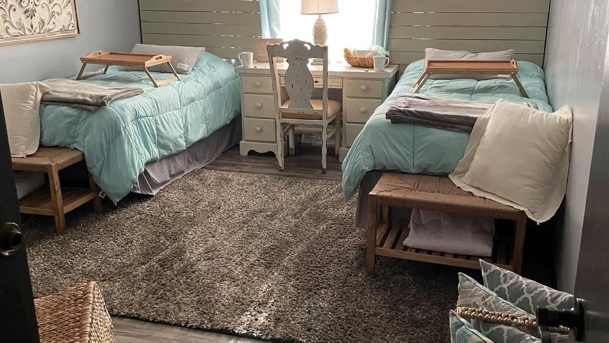 St. Joseph Apartment | Southern Charm 2 bedroom family suite sleeps 4 located close to Champaign-Urbana