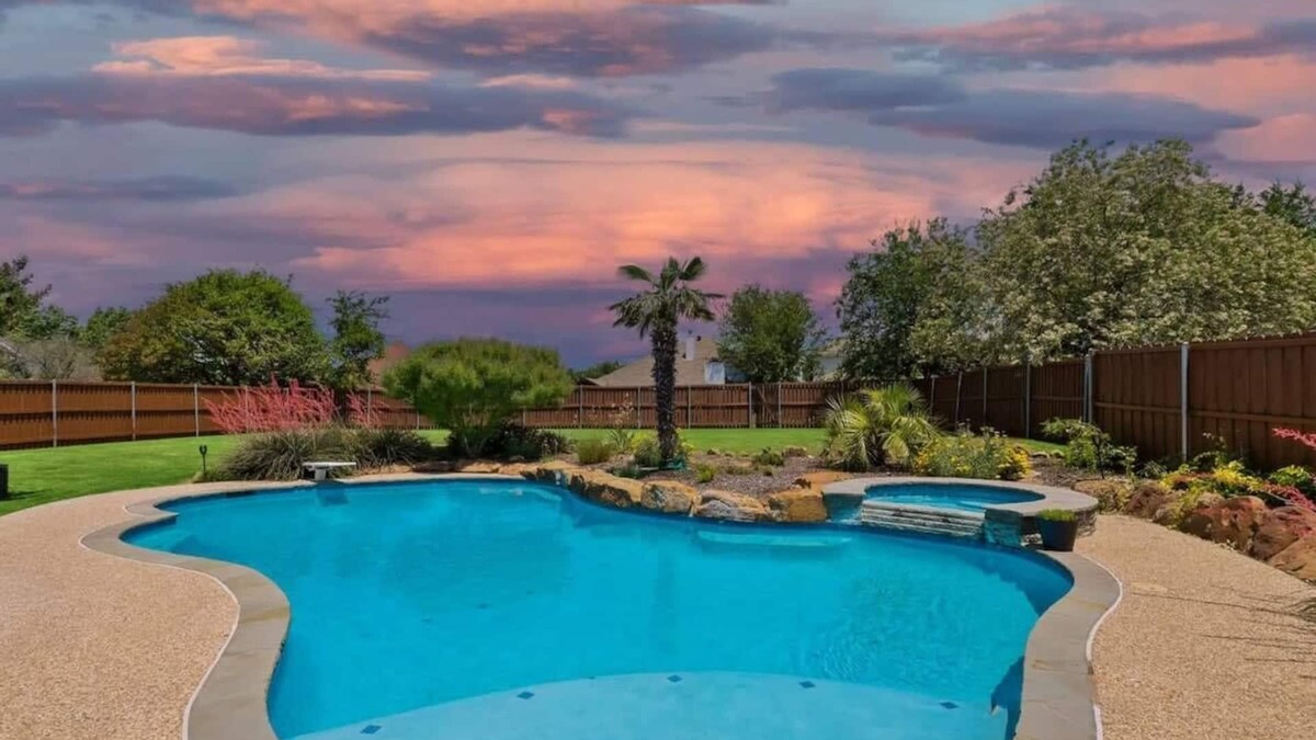 Rockwall House | Southern Charm & Luxury Living - BBQ & Pool