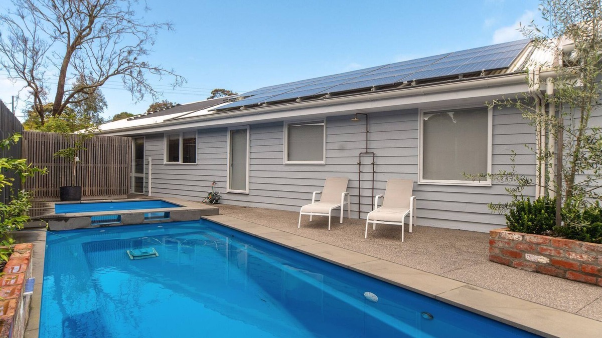 Balnarring House | Southern Comfort - Relaxing poolside indulgence