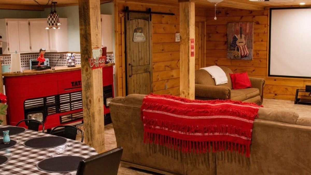 Scottsboro House | Southern Comfort Retreat with a private hot tub!