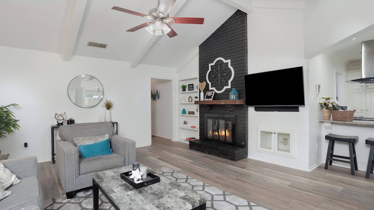 Springlake House | Southern Comfort Retreat: King Bed, Near LSUS & Barksdale AFB, Fast wifi.